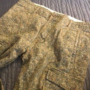 Vintage Levi’s Camo Cargo slim straight cotton pants.